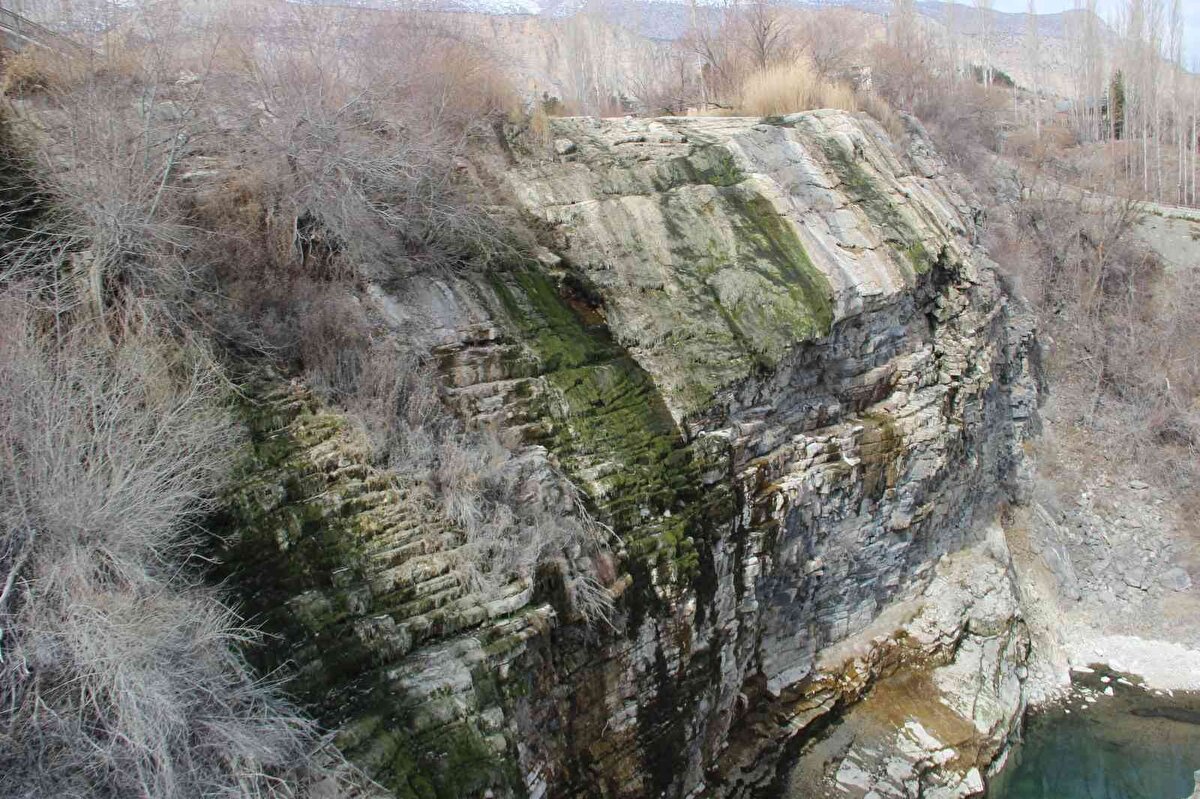Yılda ortalama 10 bin turistin ziyaret ettiği, 48 metre yükseklikten düşen suların izleyenlere adeta bir görsel şölen sunduğu şelalenin, bu günlerde hem eski manzarasından hem de eski yoğunluğundan eser yok.<br><br>