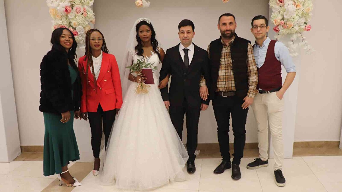 Babalarının vasiyetini yerine getiren Murat Kara'nın ardından kardeşi Ali Kara'da iş için gittiği Fildişi Sahili'nde yengesi Zeynep Vanessa Koudiao'nun arkadaşı Ninna İnes Gbe ile tanıştı. Bir süre sonra evlilik kararı veren çift Türkiye'ye dönmek üzere hazırlık yaptı. Aile diğer gelinlere seçtiği Türk isimlerinden sonra Ninna İnes Gbe'ye ise 'Leyla' adını verdi. Nikah işlemleri için başvuruda bulunan çift Nihat Zeybekci Kongre Kültür Merkezi Nikah Salonunda Ali Kara ile Leyla Ninna İnes Gbe dünya evine girerek imzalarını attı.Dünya evine giren çift nikah törenin ardından mutluluklarını dile getirdi. Damat Ali Kara, “Çok mutluyuz, birbirimizi sevdik, gönül verdik. Allah tamamını erdirsin, bir yastığa baş koyduk. İnşallah böyle mutlu mesut nice senelere gideriz" dedi. Gelin Leyla Ninna İnes Gbe Kara ise, “Şuanda farklı duygular içerisindeyim ama zamanla her şey yoluna girecek. Çok mutluyuz" diye konuştu.