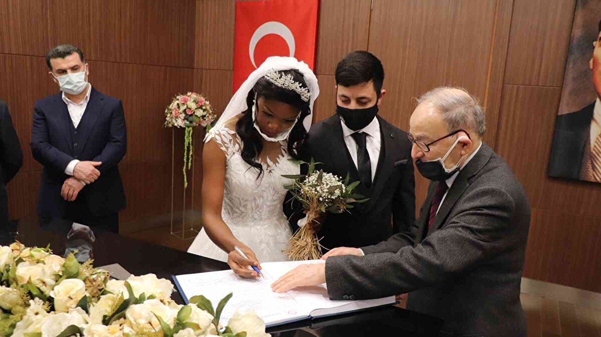 Baba Kara vefatından önce hastalığı sırasında kendisine yardımcı olan kızla oğlunun evlenmesini vasiyet etmiş. Murat Kara daha sonra 2019 yılında Zeynep Vanessa Koudiao'yu Türkiye'ye getirerek evlendi.<br>