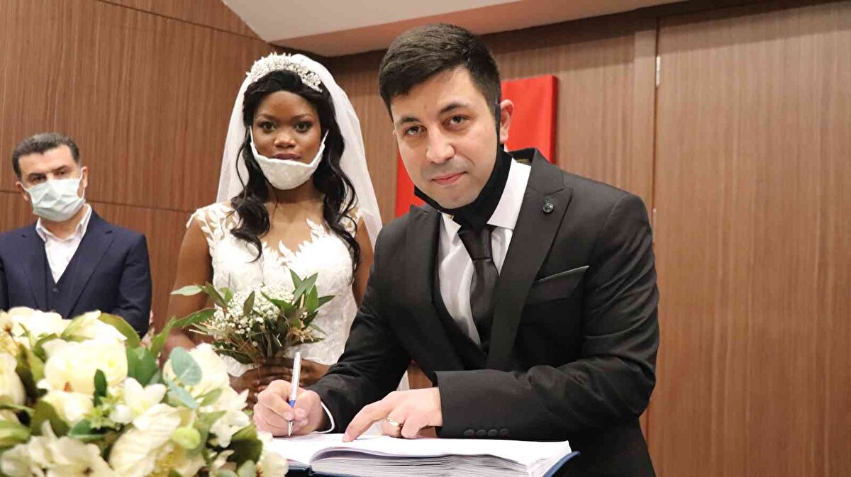 Aradan geçen 2 yılın ardından Zeynep Vanessa Koudiao'nun, 34 yaşındaki ablası Somala Marıe Jeanne Ehoue'da Denizli'de yaşayan 36 yaşındaki İlhan Bat ile tanıştı. Bir süre internet üzerinden konuştuktan sonra aşık olan Bat, Somala Marıe Jeanne Ehoue'yu Denizli'ye getirdi. 2021 yılında İlhan Bat ile Marıe Jeanne Ehoue dünya evine girerek imzalarını attılar. Marıe Jeanne Ehoue'ya Türkiye'de bulunan yakınları Meryem ismini verdi.<br>