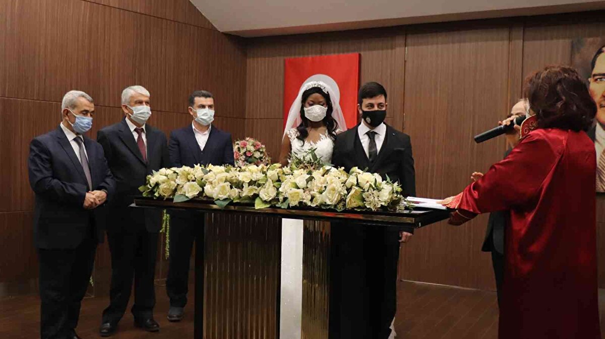 Denizlili iş adamı Himmet Kara, 2018 yılında ailesiyle birlikte plastik malzeme ticareti yapmak için Afrika ülkesi olan Fildişi Sahili'ne yerleşti. Himmet Kara ve oğlu Ali Kara burada sivrisinek ısırması nedeniyle rahatsızlandı.