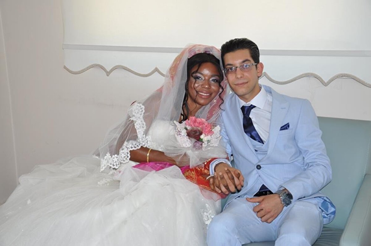 Damadın kardeşi Murat Kara, “2,5 yıl oldu evleneli, şuanda çok mutluyuz. Ömür boyu inşallah devam edecek. Şimdi 3'üncüyü getirdik darısı bizim oğlanın başına" şeklinde konuştu. Geçtiğimiz yıl Zeynep'in kardeşi Meryem ile evlenen İlhan Bat, “Bende bir yıllık evliyim, Ali arkadaşımız mutlu mesut olsun. Güzel bir gün, mutlu bir gün biz çok mutluyuz. Mutluluklar diliyorum" dedi. Türkiye'ye Kara ailesine ilk gelin olarak gelen Zeynep Vanessa Koudiao, “3 yıl oldu, sonra arkamdan ablamla benim Meryem ablam geldi. Şimdi ise benim arkadaşım geldi o da Leyla. Biz çok mutluyuz" diye konuştu.