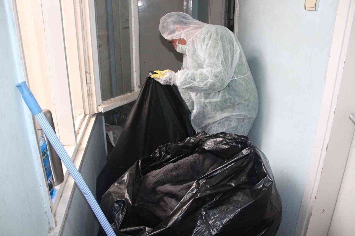 İzmir'in Konak Belediyesi Temizlik İşleri Müdürlüğü bünyesinde hizmet veren Çevre Temizlik Zabıta Amirliğine bağlı ekipler, vatandaşlardan gelen çöp ev ihbarlarını değerlendirerek şikayetlere müdahale ediyor.<br><br>