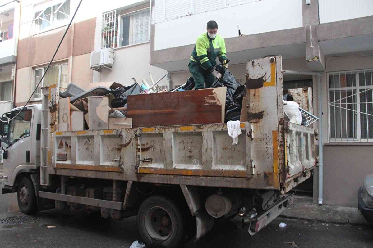 Konak ilçesi Güzelyalı Mahallesi’ndeki bir apartman dairesinden kötü kokular geldiği yönünde şikayet alan ekipler, hemen bölgeye gitti. Adrese giden ekipler, tavana kadar eşyalarla dolu bir evle karşılaşınca şaşırdı.<br><br>Yıllardır yalnız yaşayan ev sahibini ikna eden ekipler, hızla temizliğe girişti.