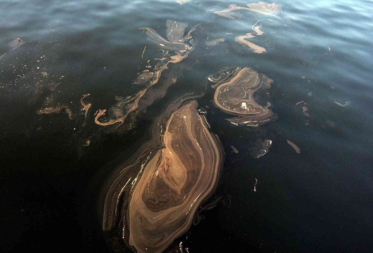 Havadan çekilen görüntülerde müsilaj tabakasını nasıl deniz yüzeyini kapladığı gözler önüne serildi.<br><br>