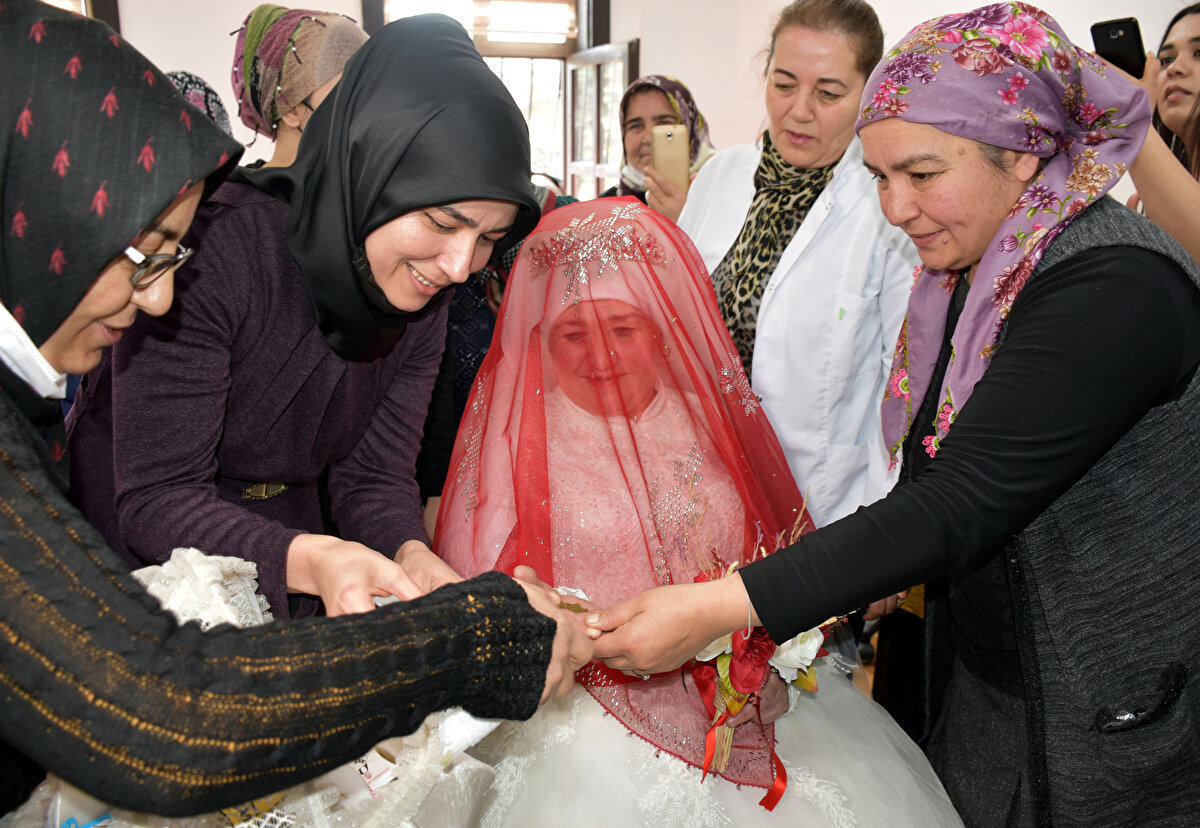 Aşağı Mahmutlar Mahallesi'nde oturan Zeliha Demirci, 38 yıl önce Resul Demirci ile evlendi. Maddi imkansızlıklar nedeniyle düğününde gelinlik giyemeyen Demirci'nin, bu evliliğinden 4 çocuğu ve 9 torunu oldu.