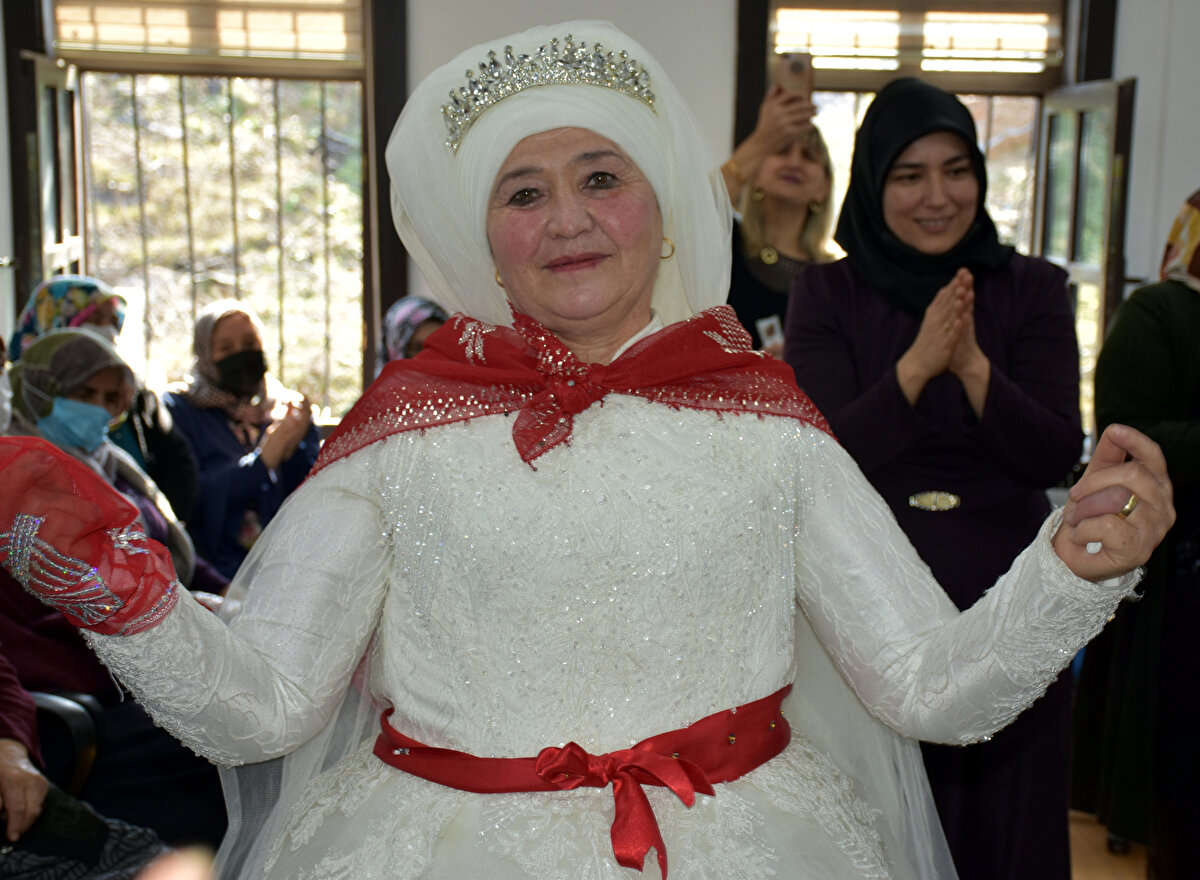 Bunun üzerine Zeliha Demirci için mahalle konağında kına gecesi düzenlendi. Gecede Demirci, beyaz gelinlik giydi.