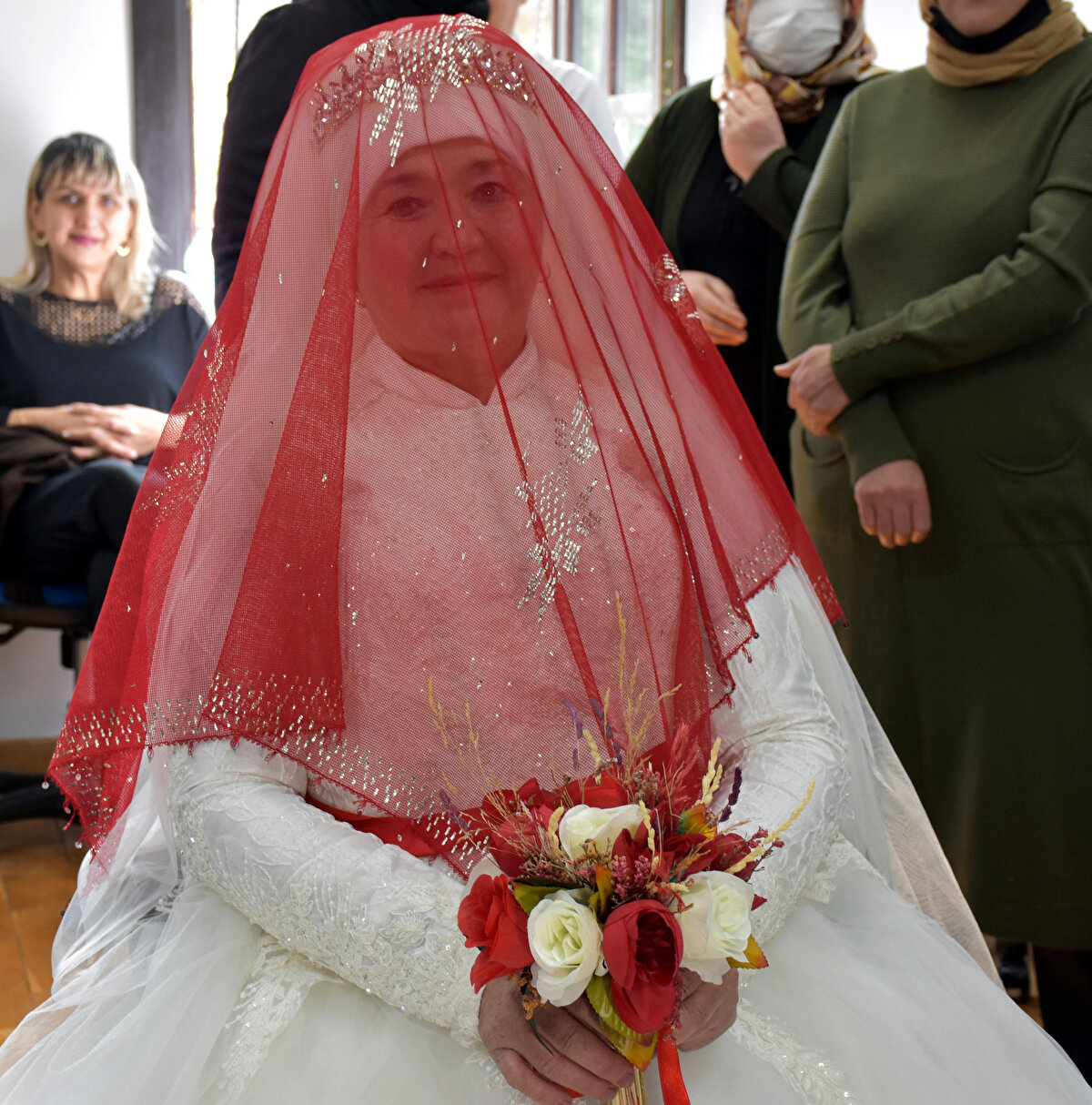 Zeliha Demirci, eşi Resul Demirci (61) ile 38 yıl önce evlendiklerini belirterek, "Düğünümde gelinlik değil elbise giymiştim. Koordinatörümüz Nezahat Hanım benim için böyle bir organizasyon ayarladı. Hocalarıma ve arkadaşlarıma çok teşekkür ederim. Benim için de bir mutluluk oldu, duygulandım. 38 yıl sonra gelinlik giyeceğim aklıma gelmiyordu. Böyle bir program olacağını eşime söylediğimde eşim de sevindi, gelinlik giymemi istedi. 4 çocuğum, 9 torunum var. Herkesten Allah razı olsun, çok memnun oldum" dedi.