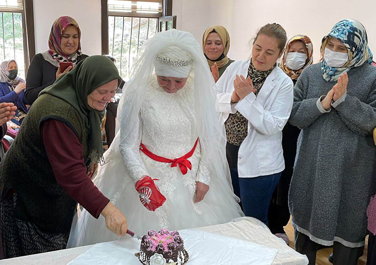 Eline kına yakılan Demirci'ye kursiyerler tarafından alyans takılarak, pasta kesildi. Daha sonra Demirci ve mahalle konağındaki kursiyerler çalan oyun havalarıyla eğlendi.