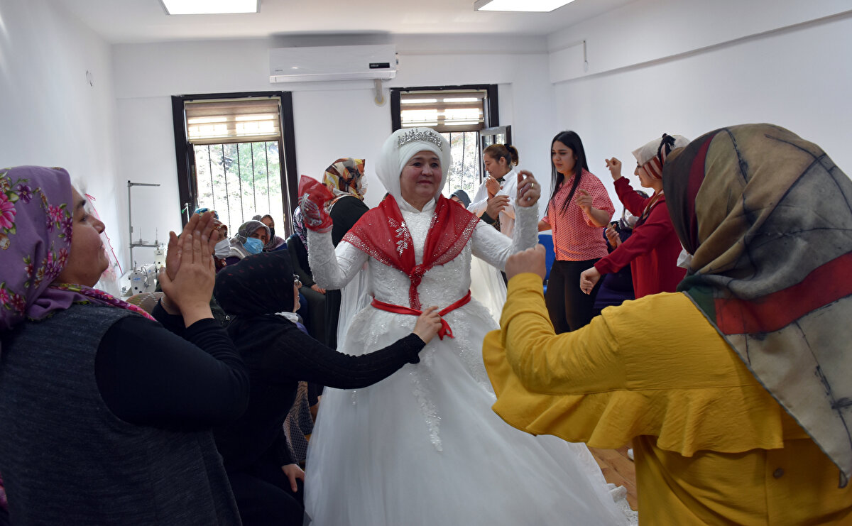 Kırıkkale Belediyesi Mahalle Konakları Koordinatörü Nezahat Bakır ise, "Kendi aramızda bir organizasyon yaparak isteğini yerine getirmeye çalıştık. Kendisi çok mutlu oldu. Emeği geçen herkese çok teşekkür ediyoruz" diye konuştu.<br>