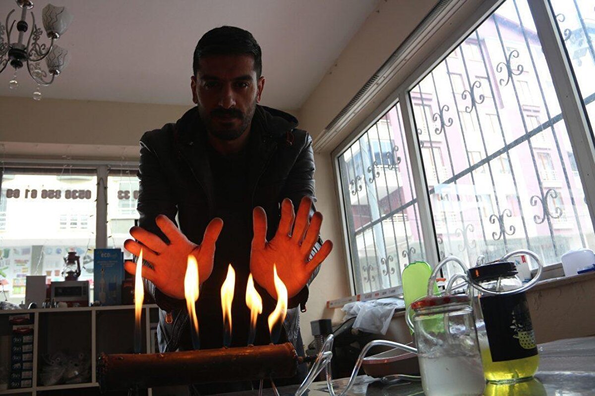 Deneyin tasarruflu olduğunu belirten Barış Karaca, “Yaptığımız deneylerle birlikte 1 litre benzinin bir evin bir aylık tüp ihtiyacını giderebileceğini gözlemledik. Bulduğum bu sistem ile şu anki iş yerimde ısınmaktayım. İleride bunları geliştirmek istiyorum. Bu sistem ile doğal gaz peteğini ısıtmayı düşünüyorum. Az maliyetli ve az elektrik tüketimi ile yapmayı hedefliyorum. Böyle bir deneyi yaparak risk aldım. Elimde imkân olmadığı için destekçim olursa deneyimi geliştirmek istiyorum” diye konuştu.<br>