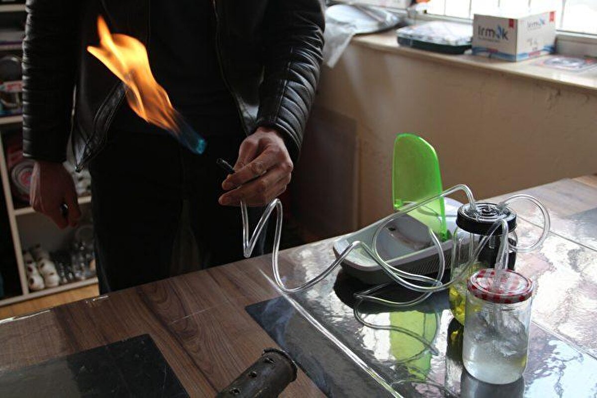 Tatvan’da 15 yıldır elektrik işiyle uğraşan Barış Karaca, artan gaz fiyatları ve sert geçen kış koşullarında ısınmak için çareyi tasarruflu üretim yapmakta buldu. Sosyal medyada gördüğü videodan esinlenerek araştırma yapan Karaca, kendi imkânlarıyla kurduğu sistemle gaz üretmeyi başardı. Kendi tasarladığı düzenekle bir litrelik benzin ile bir evin aylık tüp ihtiyacını giderdiğini belirten Karaca, şimdi ise ürettiği gazı yakmanın mutluluğunu yaşıyor.<br><br>