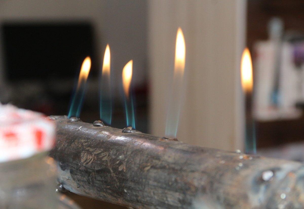 Karaca, “Yaptığımız bu sistem iki kavanoz, buhar makinesi ve ısıya dayanıklı borulardan oluşuyor. Bir kavanoza yarım litreden az benzin diğer kavanoza da yarısı kadar su ekliyoruz. Aradaki bağlantıları ısıya dayanıklı borularla yapıyoruz. Buhar makinesindeki hava benzinin yoğunlaşmasına sebep oluyor, bu da sudaki hidrojenle birleşip ateşe, yakıta dönüşüyor” dedi.<br>