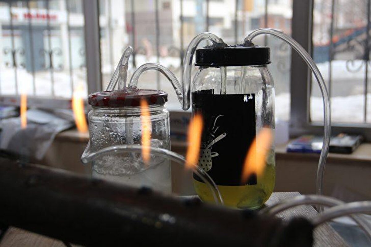 15 yıldır elektrik işiyle uğraşan Barış Karaca, “Son zamanlarda artan doğal gaz ve elektrik zamlarından sonra sosyal medyada gördüğüm deneylere bakarak böyle bir şey tasarlamak istedim. 2 adet kavanoz, buhar makinesi, yarım litreden daha az benzin ile ne kadar bir tüketim olacağını şu an da deniyorum” dedi.<br>