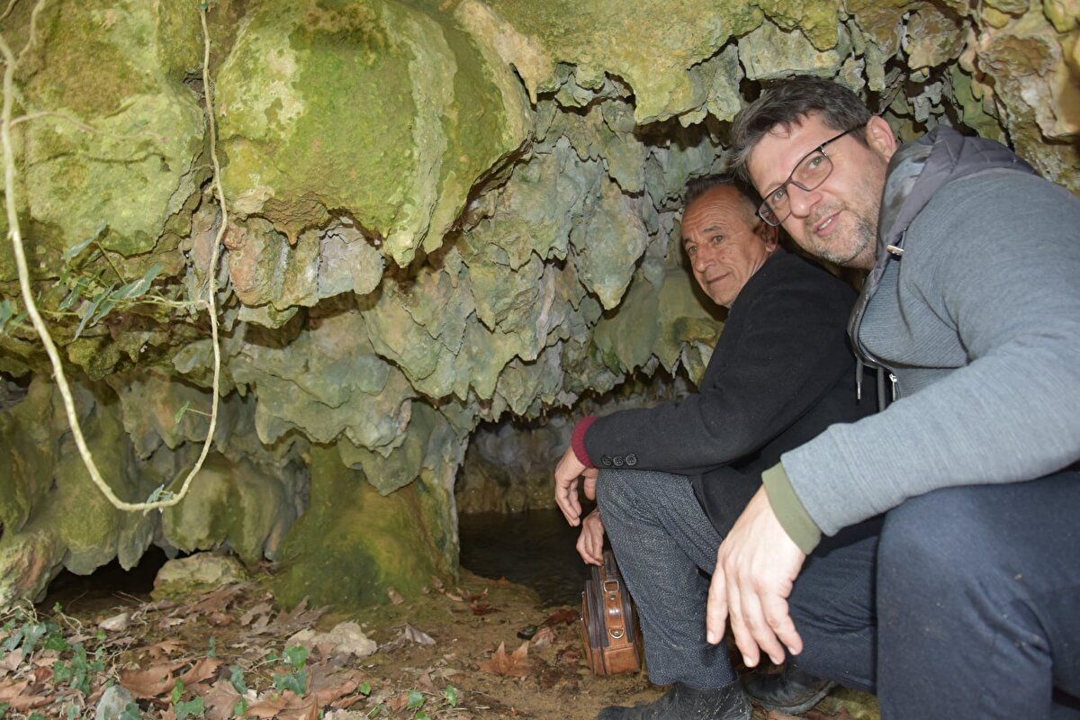 Genel anlamda çok büyük bir mağara görüntüsü var. Tabi uzmanların incelemesi gerekiyor. Bunlar sadece bizim fikrimizdir" ifadelerini kullandı.<br>Kurşunlu Mahalle Muhtarı İbrahim Kılıç ise, "Bizim burası Çayköyboğazı, Boğazlı Deresi diye geçer. Bu görmüş olduğunuz mağara da Damlancı Kaya. Biz çocukluğumuzda buralarda hayvan güderdik, içinde oynardık ve keçiler içinde yatardı. O tarihten beri biz böyle şeyleri normal sanıyorduk. Ama değerlendirilebildiğini öğrendik. Damlancı Kaya mağarasının içinde su damlar. 4-5 metreye kadar yolu içeriye devam eder. Güzel sarkıtlar ve havuzlar oluşmuş. Buranın turizme açılmasını istiyoruz. Gelip, incelesinler" dedi.<br><br>