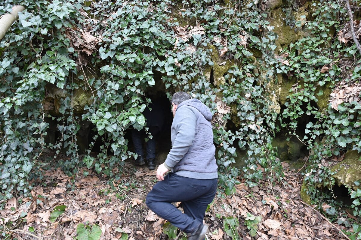 Bursa'nın İnegöl ilçesinde besi çiftliği işleten iki ortak, küçükbaş sürüsünü otlatırken binlerce yıllık mağarayı keşfetti. Ortağı Fatih Selimler ile birlikte mağarayı keşfeden besi çiftliği sahibi Yavuz Aydınlı, "Biz yakınlarda var olan bir besi çiftliği sahibiyiz. Burada hayvancılık yapıyoruz. Hayvancılık yaparken etrafı dolaşıyoruz. Tesadüfen burayı bulduk. Yaz ayında bulduk ve tamamen örtülüydü. Sonrasında etrafımızda çiftçi arkadaşlarla, diğer yerel halka konuştuk. Çok bilen de yoktu'' dedi.