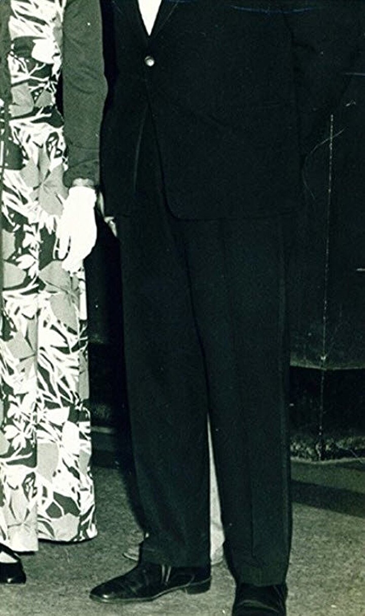 Fotoğrafçı, fotoğraf çekildikten sonra konukların arkasında kimsenin olmadığını iddia ediyor.<br>