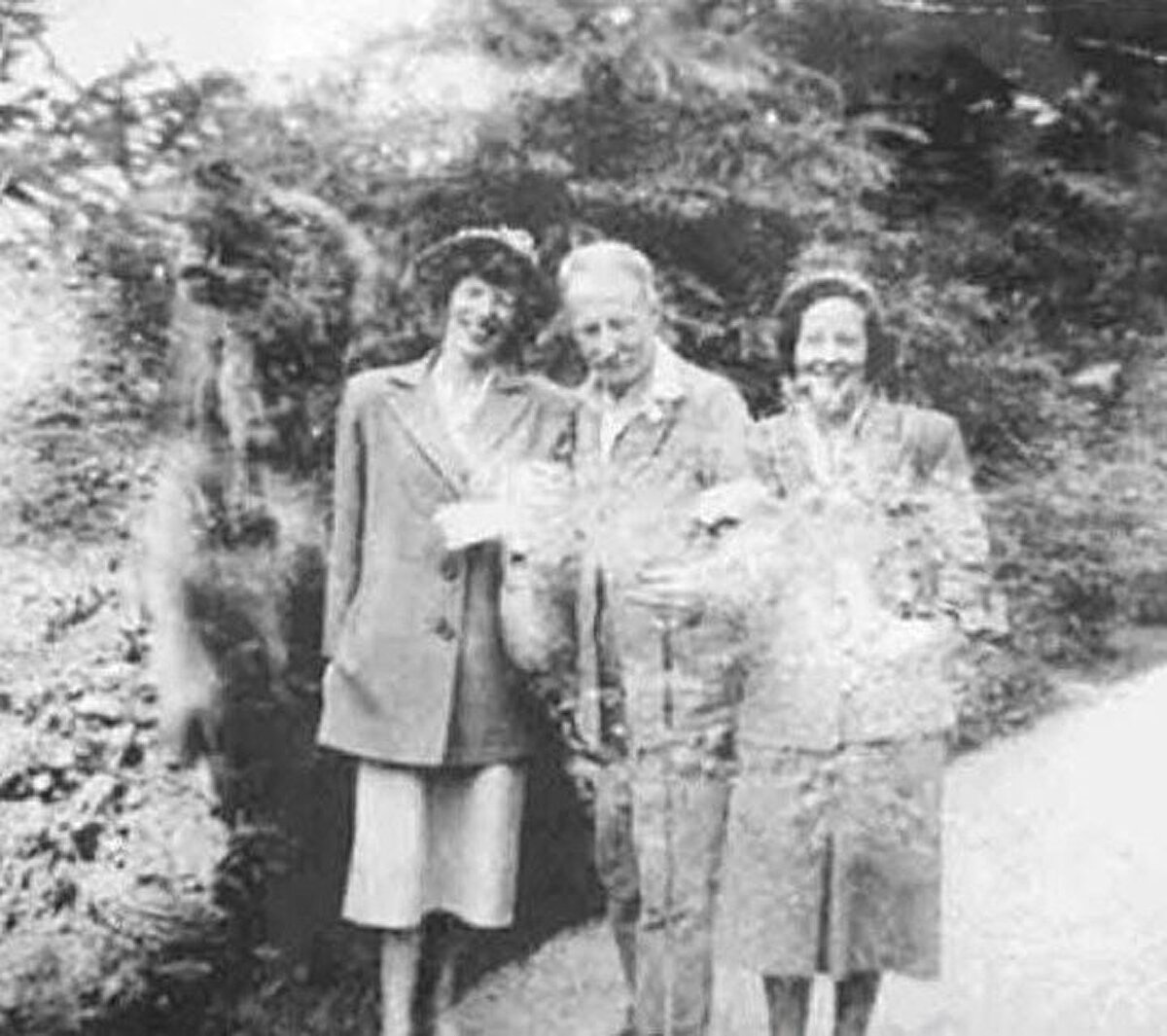 Sandra McLachlan'a ait olan bu fotoğraf, aslında McLachlan'a bir aile dostu tarafından verilmiş. İki kadın arasında yer alan adam, 1950'lerde Ontario, Kanada'da bir huzurevine kalmaya başlamış. Kız kardeşleri de adamı ziyarete gelmiş. Fotoğrafta soldaki kadının hemen yanında bir ayı figürü yer alıyor. Huzurevindeki yaşlı adam bir dönem, Vikingler, hayvanlar ve başka şeyler gördüğünü iddia etmiş ve hastaneye kaldırılıp, tedavi edilmiş.<br>