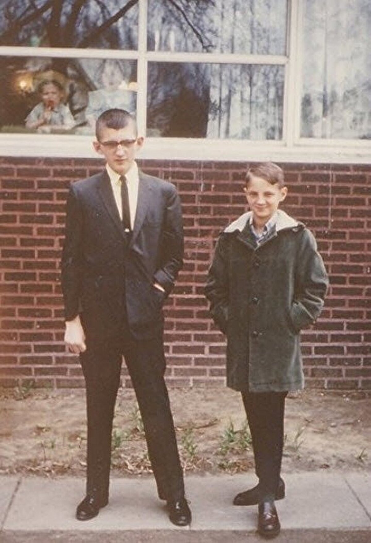 Pencere önünde çekilmiş iki çocuğun fotoğrafı son derece normal duruyor. Çocukların arkasındaki evin penceresinde iki tane küçük kız çocuğu görünüyor. Ancak iddiaya göre evin içinde sadece soldaki kız varmış. Sağdaki kızın hayalet olduğu söyleniyor.<br>