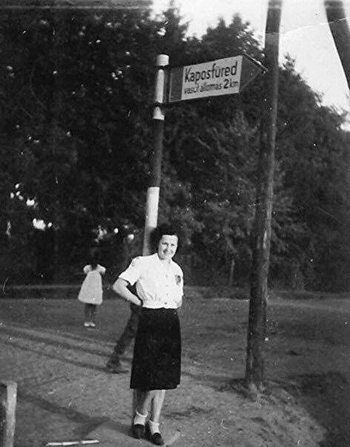 Paranormal360 sitesinde Macaristan'dan Szigeti Gyöngyi'ye ait ilginç bir fotoğraf paylaşıldı. Szigeti Gyöngyi'nin annesine ait olan bu fotoğraf, 1943 yılında babası tarafından çekilmiş. İlk bakışta kare normal görünüyor. Ancak Szigeti Gyöngyi'nin annesinin arkasında yüzü ve kolları olmayan genç bir kız var.<br>