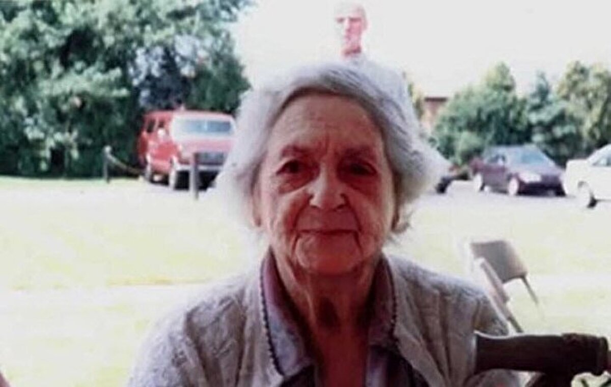 Denise Russell, 1997'de bir aile pikniği sırasında büyükannesinin bu fotoğrafını çekti. Aileden kimse fotoğrafta, Denise'nin büyükannesinin arkasında duran adamı fark etmedi. Denise ise fotoğraftaki kişiyi yıllar sonra fark etti, bu kişinin 1987'de hayatını kaybeden büyükbabası olduğunu söyledi.<br>