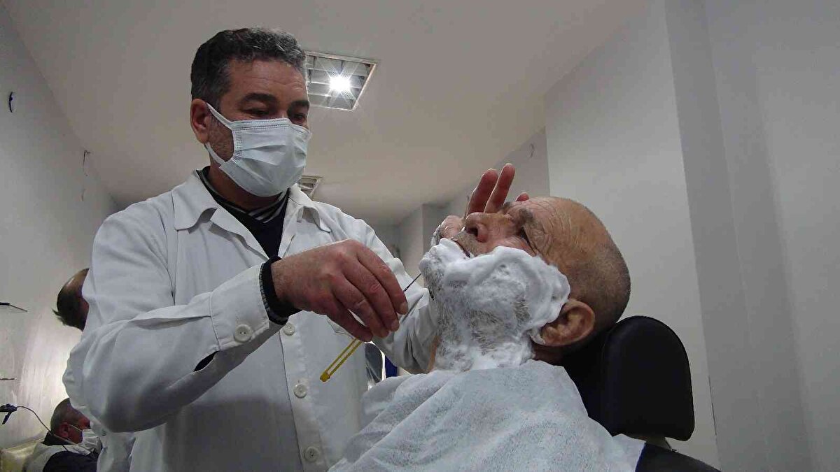 Sabah berber dükkanına geldiğinde evinde ailesi tarafından zorla kaldırıldığını belirten Üredi, iş yerine geldiğinde koltuğa oturduğunda da müşterilerinin kendisini zorla uykudan kaldırdığını anlattı.<br>