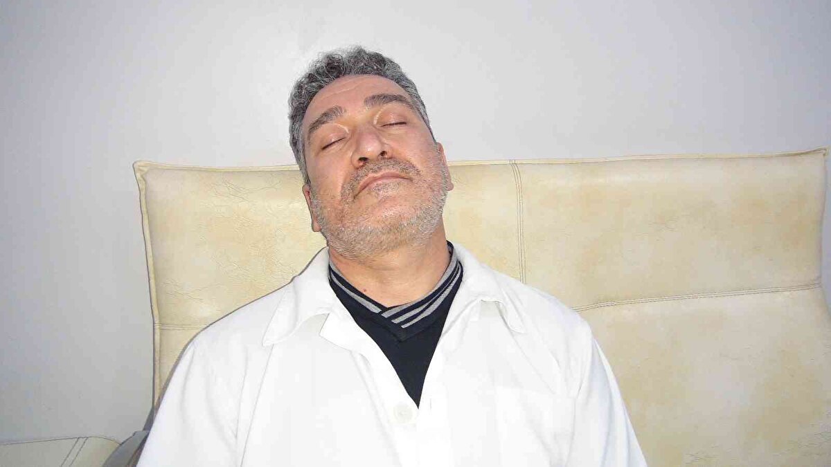 Narkolepsi, genelde uyku nöbetleri ya da gün içinde kısa uyku süreçleri şeklinde görülen aşırı uyuma hali ile kendini belli eden kronik bir bozukluktur.<br><br>Genelde büyük duygusal değişiklikler tarafından tetiklenen bu uyku nöbetlerine, kısa REM süreçleri ve kas kontrolünün kaybı eşlik eder.<br><br>