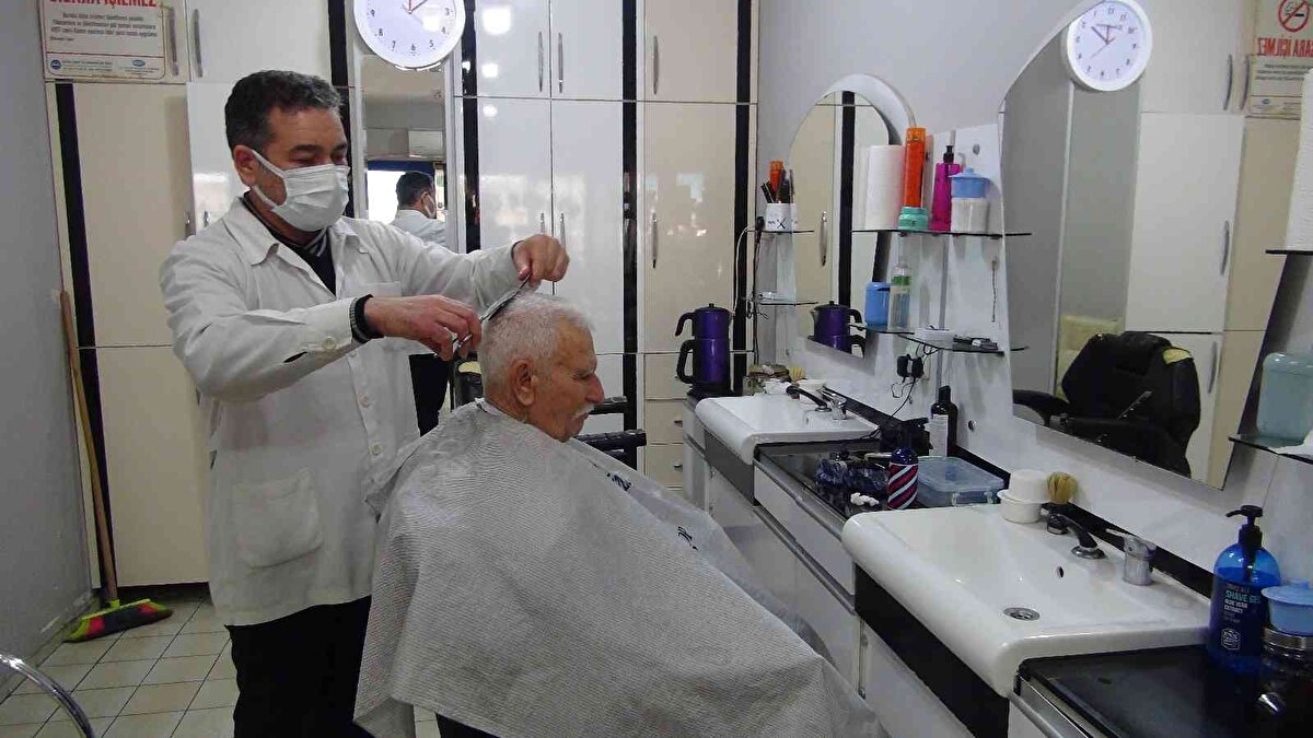 Evimde ve iş yerime geldiğimde sürekli uyuyorum. İşe gelmezsem bıraksalar 24 saat uyurum. Bazen ayakta uyuyorum. Araba süremiyorum. Nerede olursam alayım, bir koltuk gördüğümde oturduğum an itibariyle uyuyorum.<br><br>Devlet büyüklerimizden bizim gibi hastalığı olan vatandaşları malulen emekli etmelerini istiyorum” dedi.