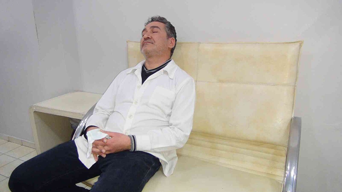 Kendisini birileri kaldırmadığı sürece uykusundan uyanmayan Üredi, bu halinin günlük hayatını olumsuz etkilediğini belirtti.<br>Yemek yerken ve işte çalışırken uyuyakaldığını belirten Üredi, bu yüzden iş yapamaz hale geldiğini gündelik hayatının olumsuz etkilediğini söyledi.<br>