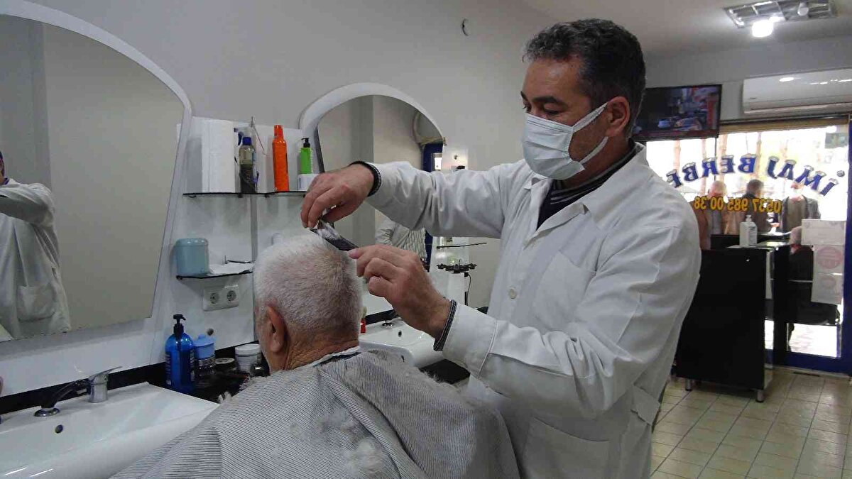 Silifke ilçesinde 15 yıldır narkolepsi ya da halk arasında bilinen adıyla uyku hastalığına yakalanan berber Rüstem Üredi bazı zaman tıraş esnasında bazı zaman da tıraş sonrası koltuğu her oturmasında anında uykuya dalıyor.<br>