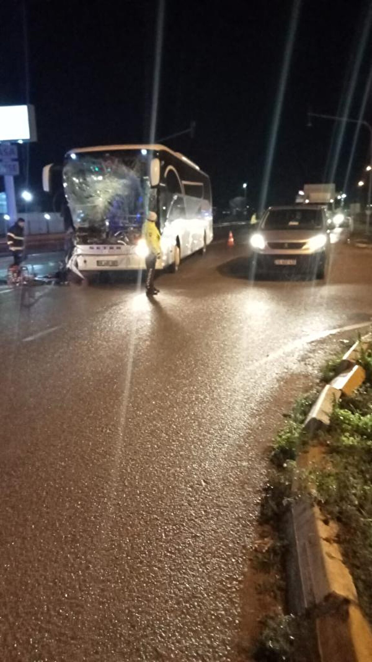 Trafik polisleri, olası ikinci bir kazayı önlemek için yol üzerinde güvenlik önlemi alırken, itfaiye ekipleri sıkışan muavin Seyit B.'yi otobüsten çıkardı.<br>