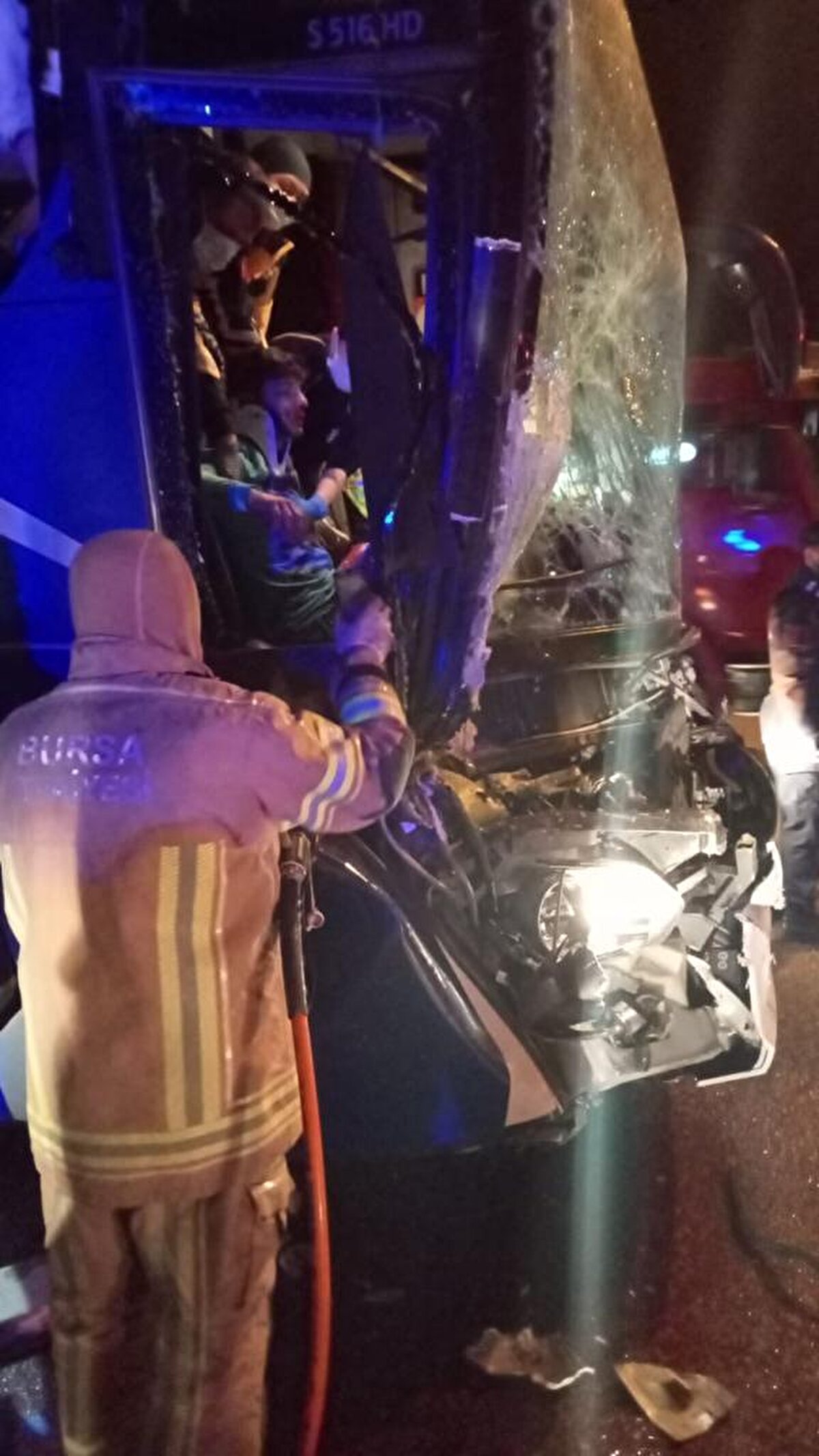 Çarpmanın etkisiyle muavin Seyit B. ön koltukta sıkışırken, sürücü Mustafa O., yaralandı.<br>Yoldan geçen diğer sürücülerin ihbarı üzerine olay yerine polis, itfaiye, jandarma ve sağlık ekipleri sevk edildi.<br>