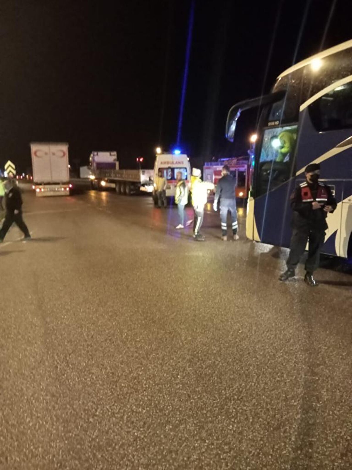 İlk müdahalesi olay yerinde yapılan sürücü Mustafa O. ve muavin Seyit B., ambulansla Bursa Şehir Hastanesi'ne sevk edildi.<br>