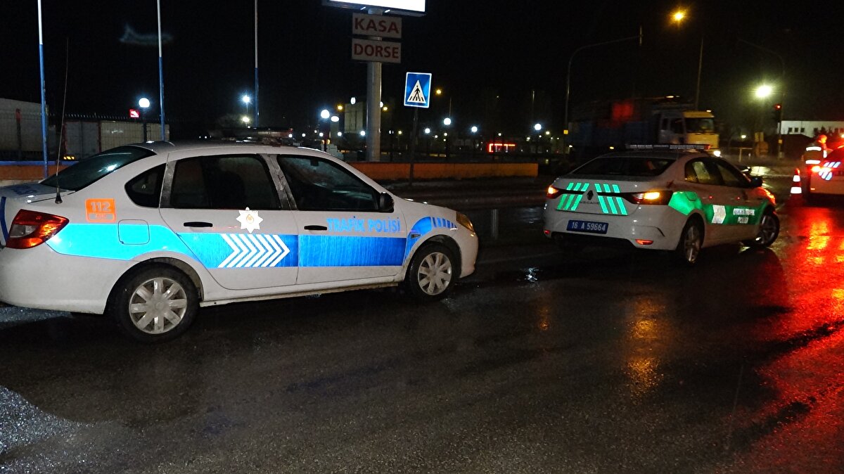 Yolcular, firma tarafından temin edilen bir başka otobüse seyahate devam etti. Jandarma ekipleri, kazayla ilgili soruşturma başlattı.<br>