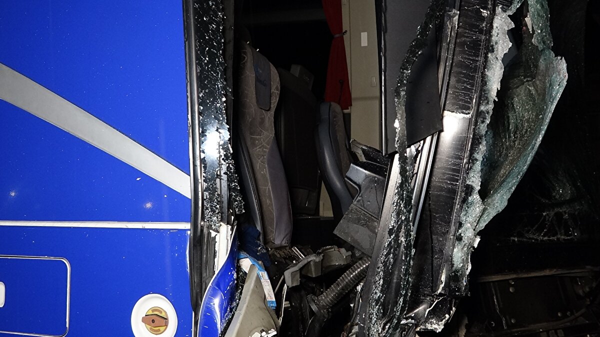 Sürücüsünün direksiyon hakimiyetini kaybettiği yolcu otobüsü, önünde seyir halinde olan önce A.K. idaresindeki 06 CID 087 plakalı TIR'a, ardından R.D. idaresindeki 42 CJH 94 plakalı TIR'a arkadan çarptı.<br>