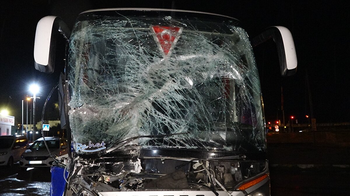 Bursa Şehirlerarası Otobüs Terminali'nden Balıkesir'e gitmek üzere 20 yolcusu ile hareket eden Mustafa O. yönetimindeki 16 AAD 697 plakalı otobüs, Karacabey girişinde yağmur nedeniyle kayganlaşan yolda kontrolden çıktı.<br>