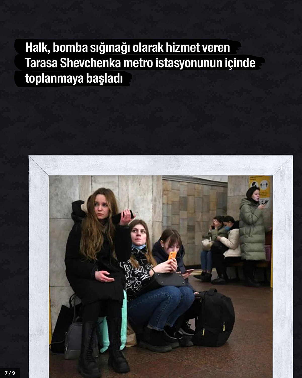 Halk, bomba sığınağı olarak hizmet veren Tarasa Shevchenka metro istasyonunun içinde toplanmaya başladı.