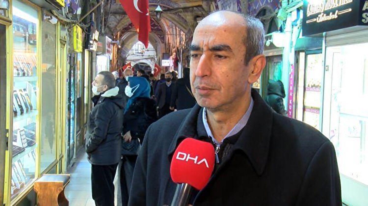 Kapalıçarşı esnafı Reşat Yılmaz, "Gerçekten altının yıldızı parladı, altının onsu 1950 sevilerinde işlem görüyor. Dolar kurundaki toparlanma da altının yıldızını parlattı. <br><br>