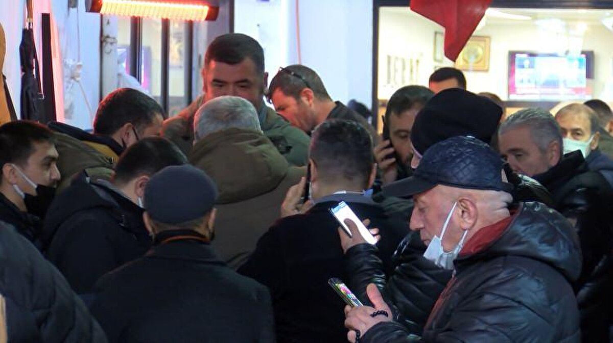 Rusya'nın Ukrayna'ya başlattığı askeri harekat altın ve döviz fiyatlarını artırdı, Kapalıçarşı'da hareketlilik yaşandı.<br><br>