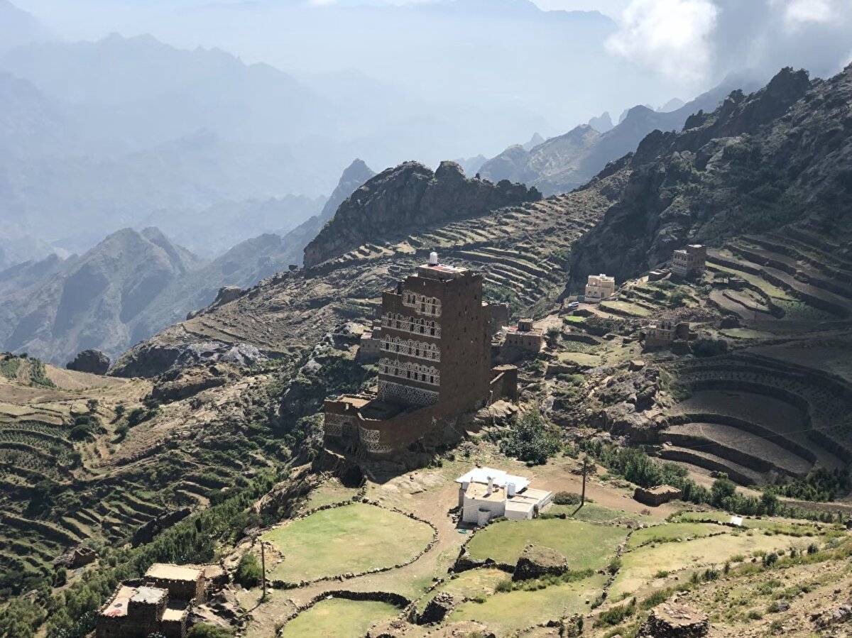 Yemen'deki çiftçiler, coğrafi ve hava koşullarına kısıtlı imkanların da eklenmesiyle kahve üretiminde pek çok sorunla karşı karşıya kalıyor. Yağmur suyunu muhafaza etmek ve kurak dönemlerde kullanmak için bariyer ya da barajın olmaması, kahve üretiminin senelik veriminde düşüşe neden oluyor.