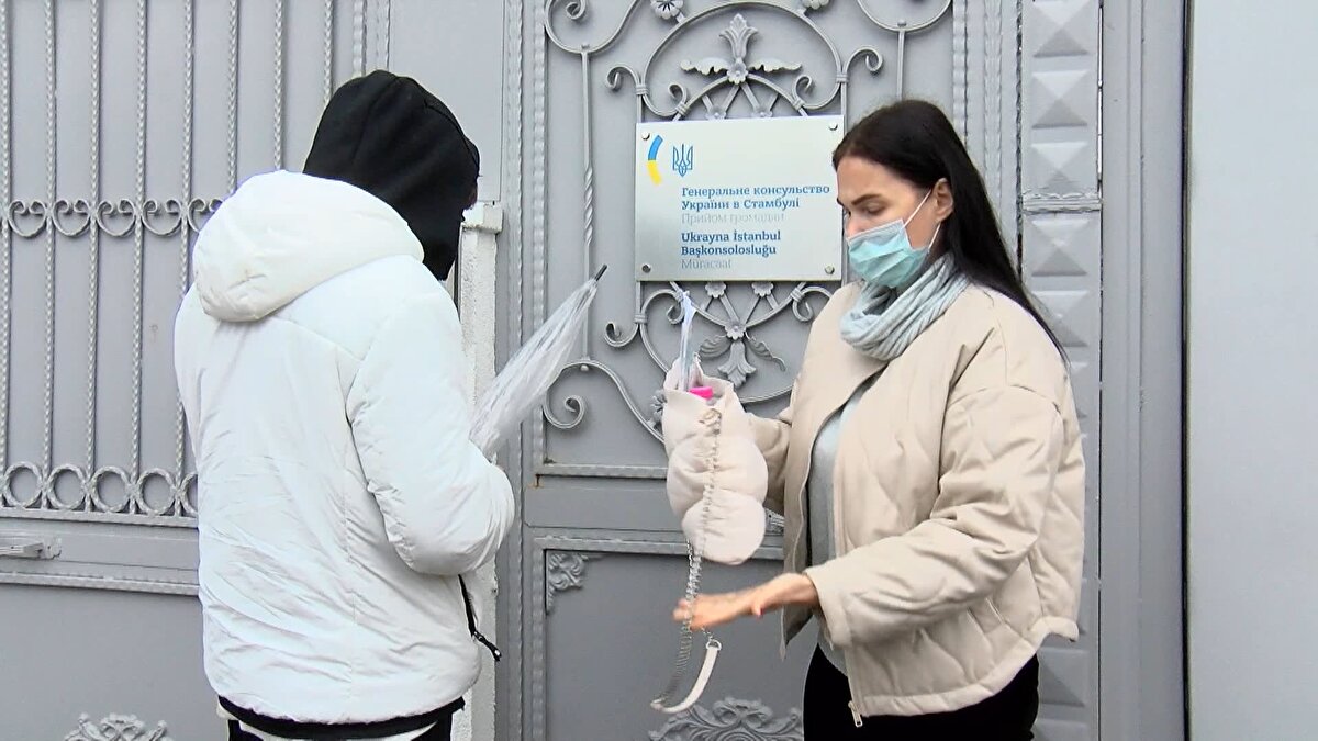 Liyudmlya Saatçioğlu ise çocukları için endişe ettiğini söyleyerek şöyle konuştu:<br><br>"Herkes perişan. Çocuklarımızı oradan çıkartmak istiyoruz ama nasıl çıkartacağımızı bilmiyoruz. Çocuklar sabah patlama sesi duymuşlar.