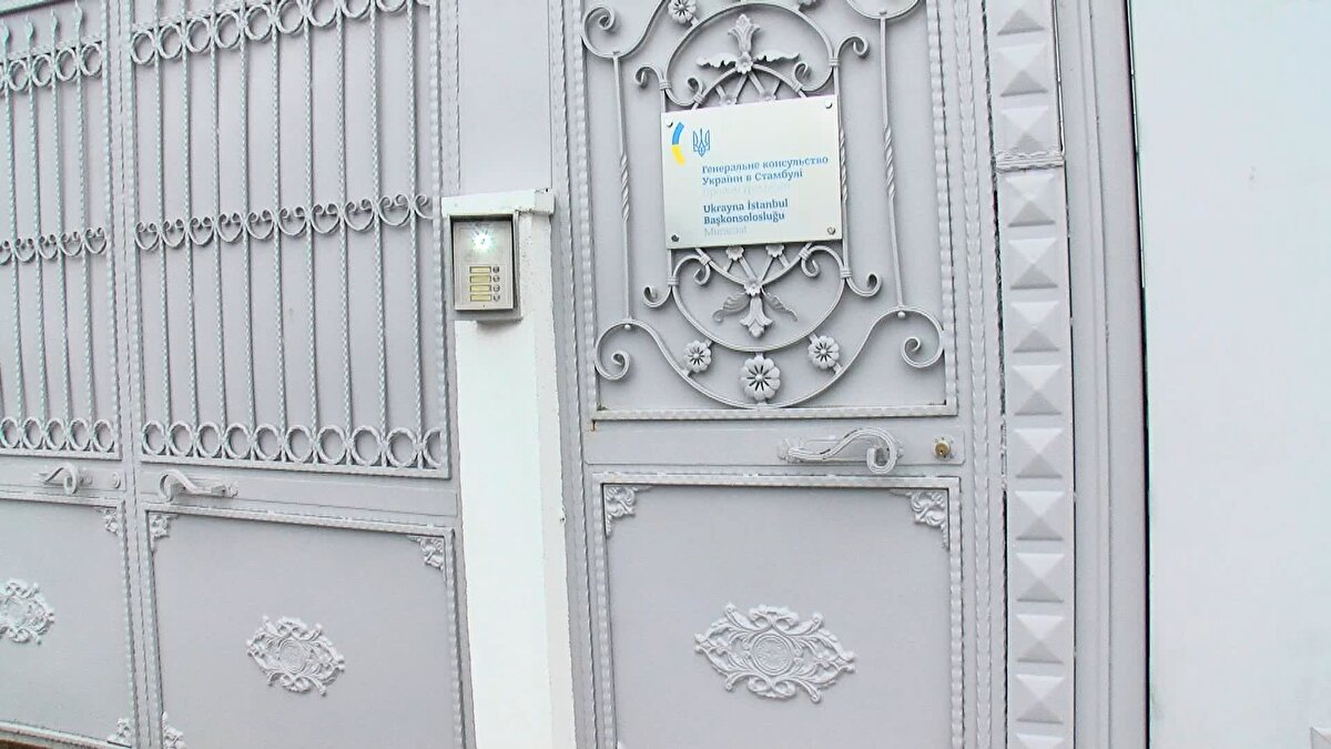 Türkiye'de bulunan Ukraynalılar, Bakırköy'deki başkonsolosluğa giderek gelişmeleri takip ediyor.<br><br>