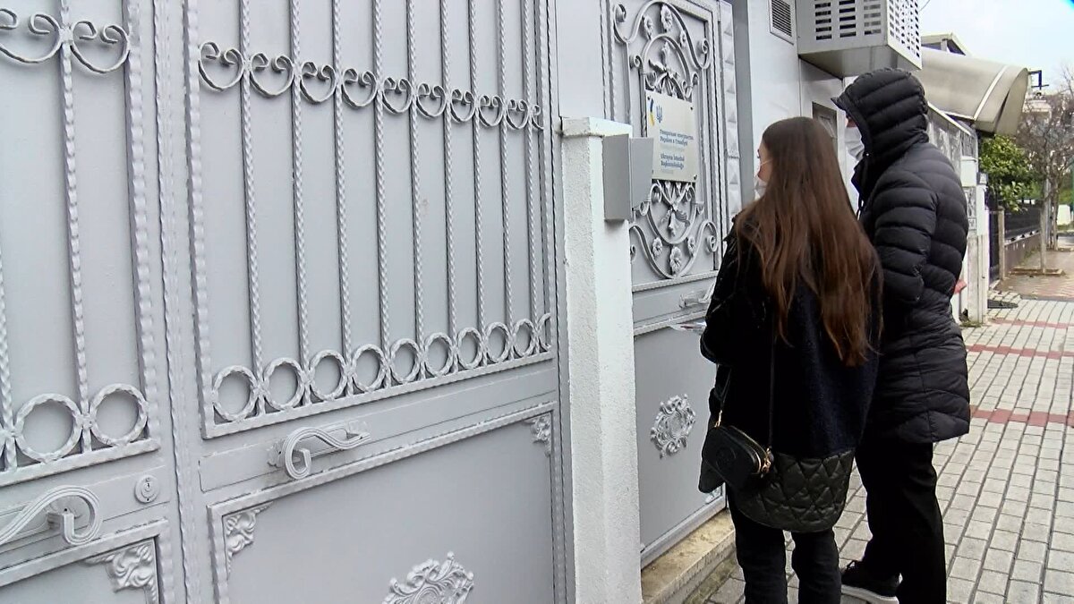 Ailesini Ukrayna'dan Türkiye'ye getirmek istediğini söyleyen Elena İleri, çok korktuğunu belirterek ''Biz 8 yıl önce tankları gördük, o korkuyu biliyoruz. Şu an kapılar kapalı. İnsanlar bu geceyi bodrumda geçirdiler. Herkes korkuyor çünkü sivillere de saldırabilirler. Ailemi oradan almaya çalışıyorum ama nasıl getireceğimi bilmiyorum" dedi.<br><br>