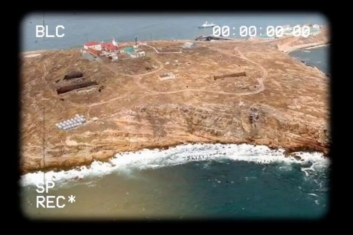 Ruslar,  Zmiinyi olarak da bilinen Yılan Adası'na yaklaşırken, Rus subayı "Bu bir askeri savaş gemisi. Boşuna kan dökülmemesi için silahlarınızı bırakıp teslim olmanızı öneririm. Aksi takdirde bombalanacaksınız" dedi.<br><br>Ukraynalı bir asker ise kendilerine seslenen subaya "Rus savaş gemisi, defol git”  yanıtını verdi.