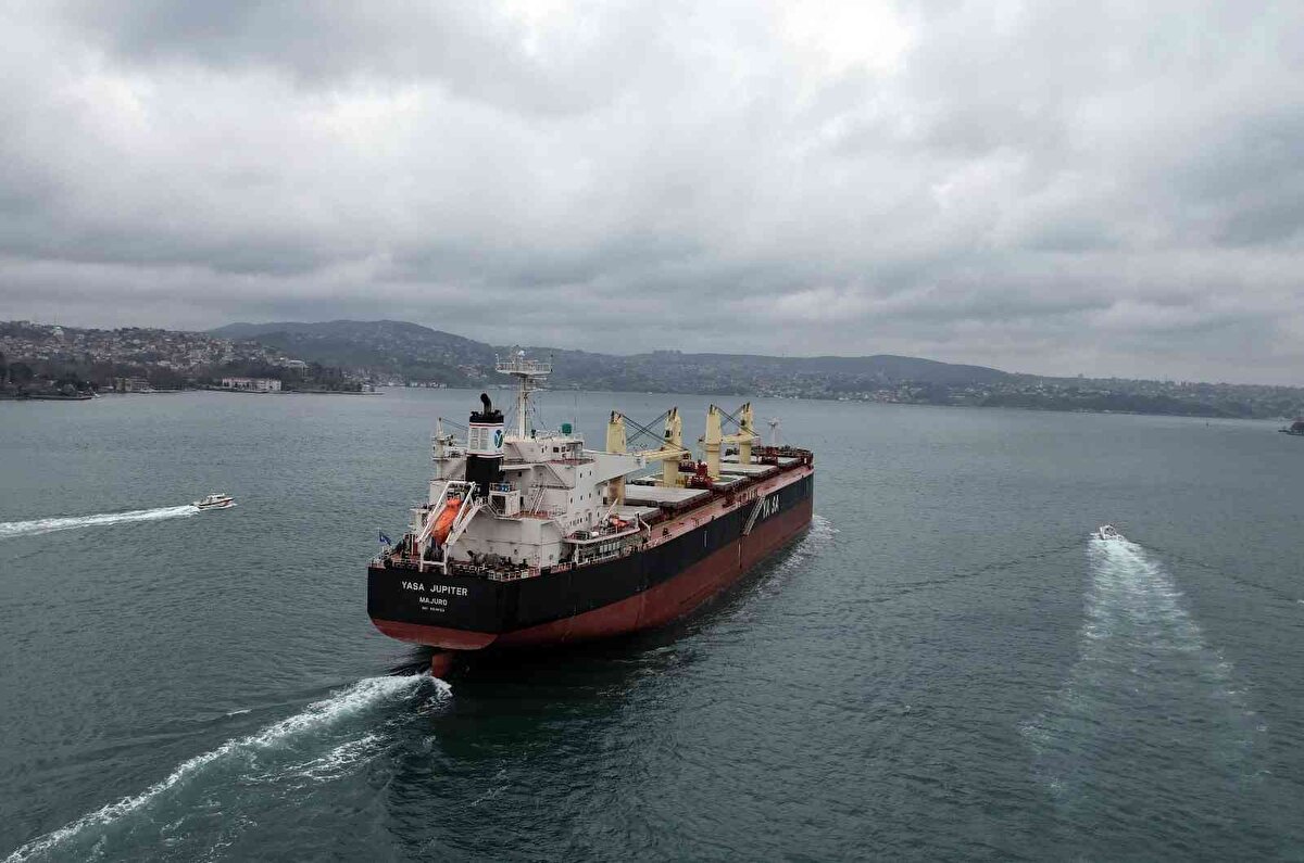 Yasa Gemi İşletmeciliği'nden olayla ilgili yapılan açıklamada, "Yasa Gemi İşletmeciliği Şirketi'nin yöneticiliğinde olan, Marshall Islands bayraklı Yasa Jupiter gemisi, Odessa/Ukrayna Limanı'nda yük tahliyesi akabinde 5 nolu ambar kapağı üzerinden isabet almıştır. Gemide herhangi bir yaralanma veya can kaybı yaşanmamış olup hafif bir maddi hasar gerçekleşmiştir. Gemi hasar tespiti ve sair işlemler için en yakın güvenli bölgeye kendi imkanlarıyla seyretmektedir" denilmişti.<br><br>