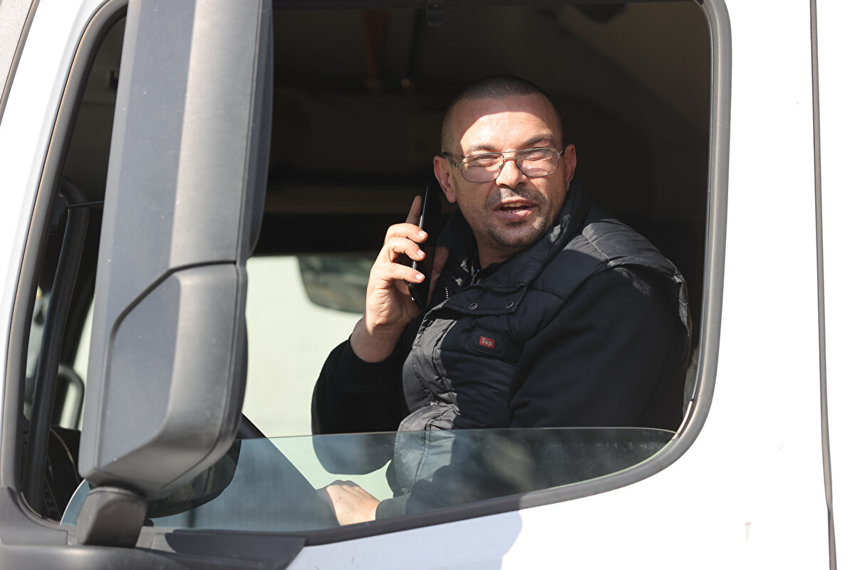 <br>Sergi Tshulia, Ukrayna'ya gidince ilk olarak çocuklarının Moldova'ya sığınmasını sağlayacağını ifade etti.<br><br>Asker olan eşi gibi ülkesi için mücadele edeceğini dile getiren Tshulia, şunları aktardı: