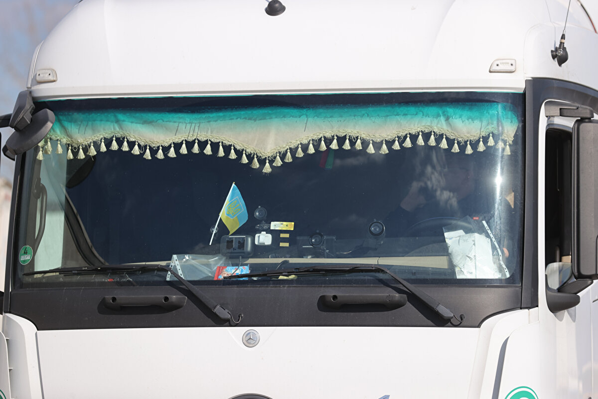 "Cepheye gönüllü olarak gideceğim ve Ukrayna'nın bağımsızlığı ve özgürlüğü için savaşacağım. Eşim askeri personel. O şu anda görevde. Çocuklarım dedesinin yanında. Oradaki durum oldukça kritik ve kötü. Odessa'da patlamalar duyuluyor. Güney bölgelerde de çatışmaların devam ettiğini öğrendim. Bir an önce Ukrayna'ya ulaşmak istiyorum. En kısa sürede ülkeme dönüp görevime başlamak istiyorum."