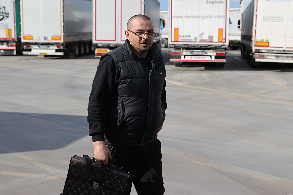 Tshulia, AA muhabirine yaptığı açıklamada, en kısa sürede Ukrayna'ya geçip ülkesi için savaşmak istediğini söyledi.<br><br>Türk yetkililerin kendisine kolaylık sağladığını belirten Tshulia, "Kapıkule'den çıkışta Türk makamları bana yardımcı oldu. Ben eve gitmek istiyorum. Çıkış için bana destek verdiler. Teşekkür ederim." dedi.