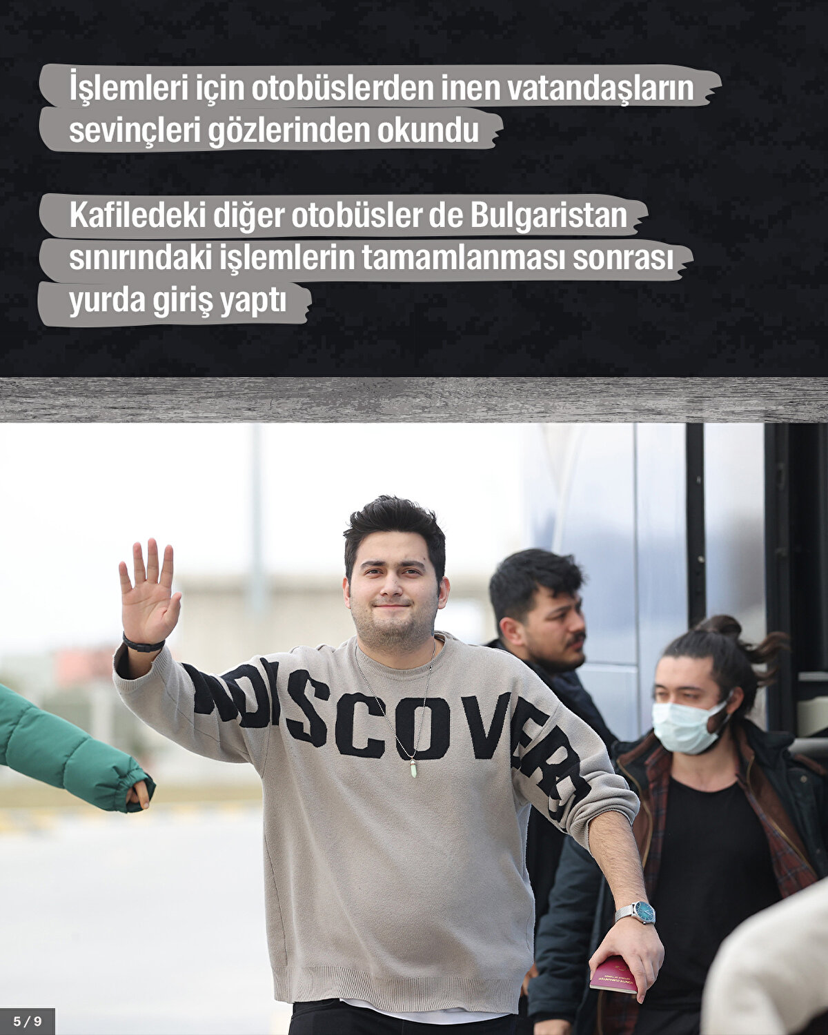 İşlemleri için otobüslerden inen vatandaşların sevinçleri gözlerinden okundu.