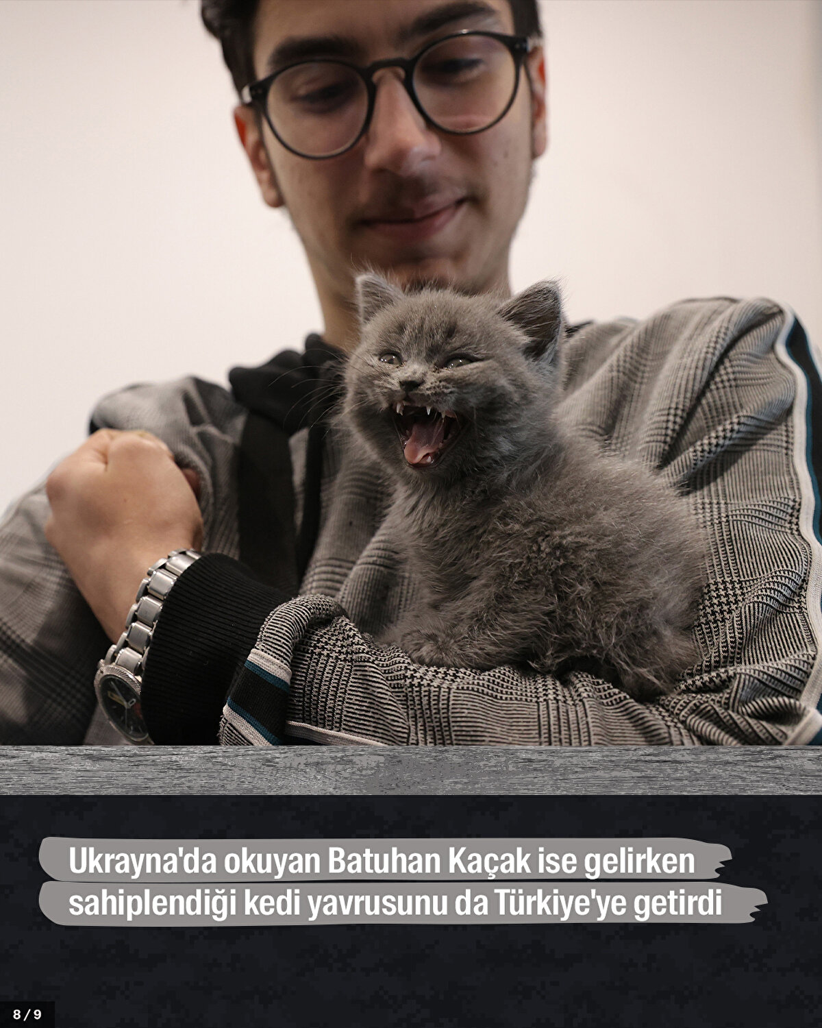Ukrayna'da okuyan Batuhan Kaçak ise gelirken sahiplendiği kedi yavrusunu da Türkiye'ye getirdi.